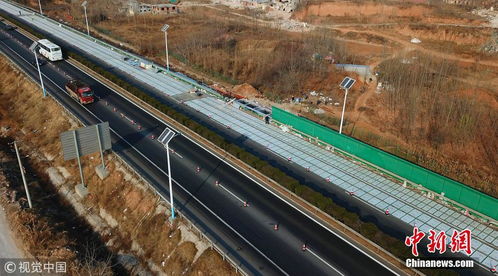 全球首條光伏公路現(xiàn)身濟(jì)南 汽車可邊跑邊充電