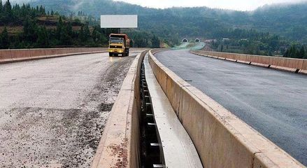 好消息!巴萬高速首段路基通過驗(yàn)收進(jìn)入路面鋪筑施工階段_碎石