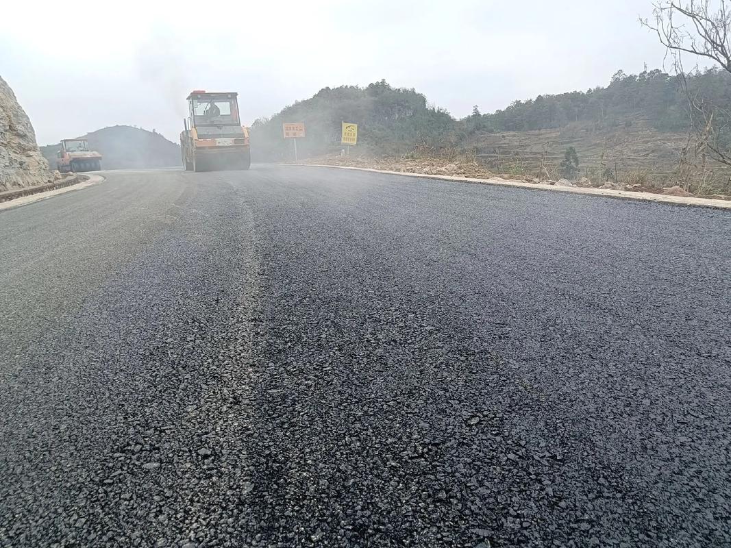 貴州旭輝科技建設(shè)安龍縣海子至灑雨公路改擴建工程,道路瀝青路面 - 抖